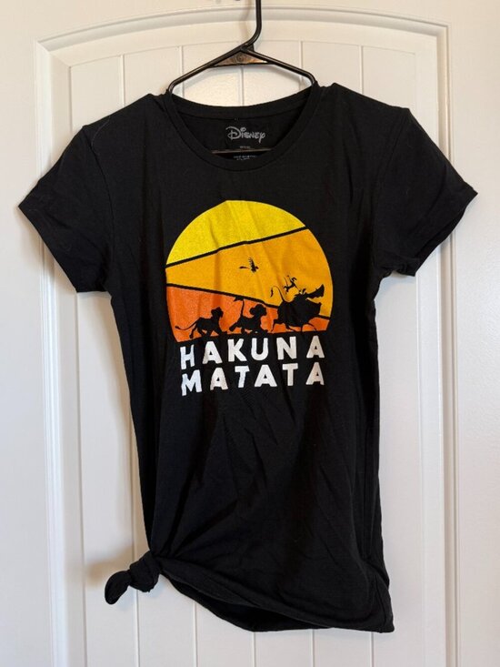 Disney Tops - Disney black graphic tee Hakuna Matata. Size XL